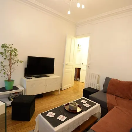 Daire Nice Apt In The Heartof Paris